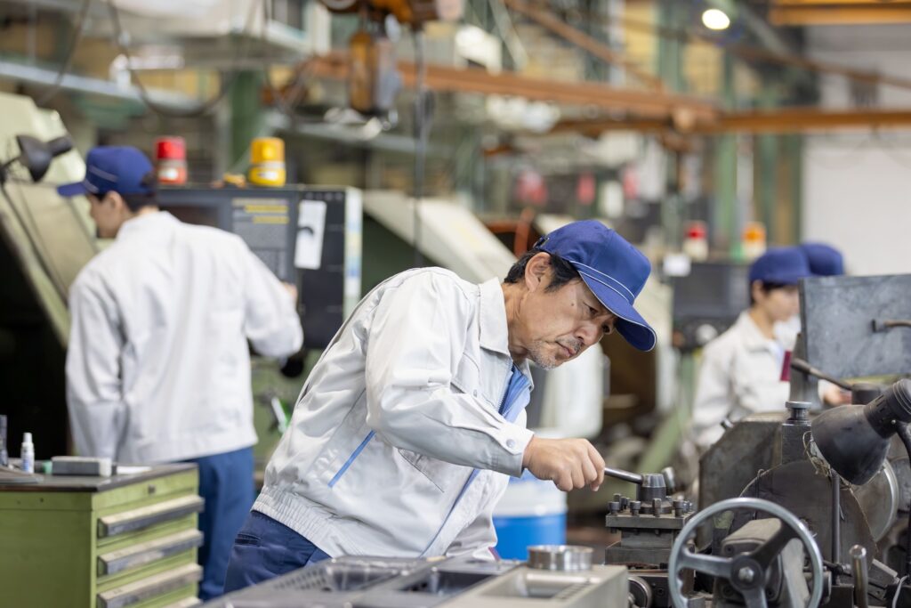 製造現場で作業する人のイメージ